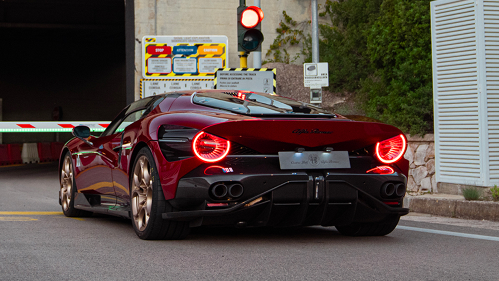 Δείτε την Alfa Romeo 33 Stradale να «κελαηδά» στα 333 χλμ./ώρα!  